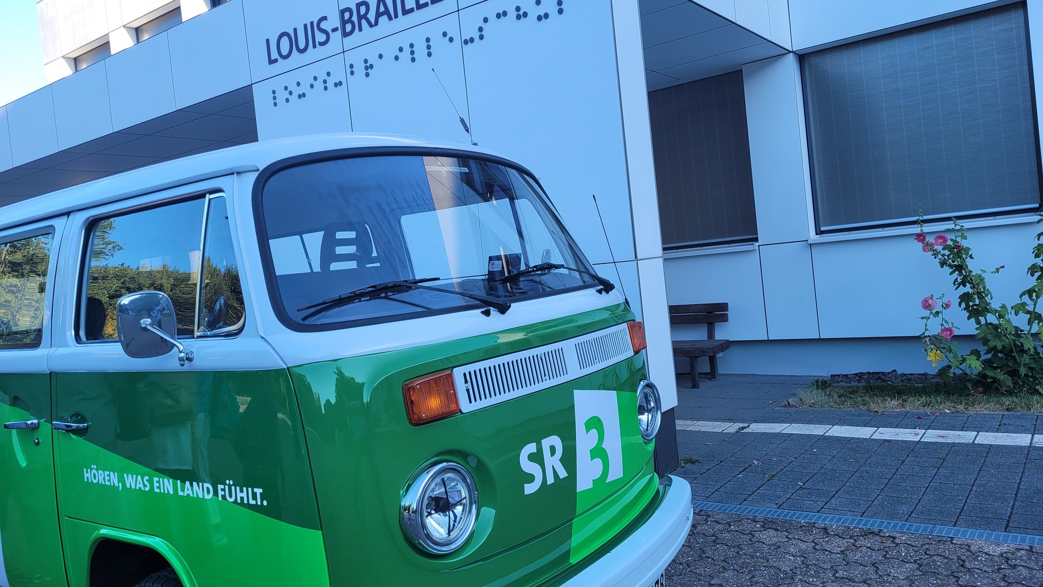 GuMo-Mobil%20vor%20dem%20Schulgeb%C3%A4ude%20-%20Foto%20aufgenommen%20von%20Max%20Zettler GuMo-Mobil%20vor%20dem%20Schulgeb%C3%A4ude%20-%20Foto%20aufgenommen%20von%20Max%20Zettler