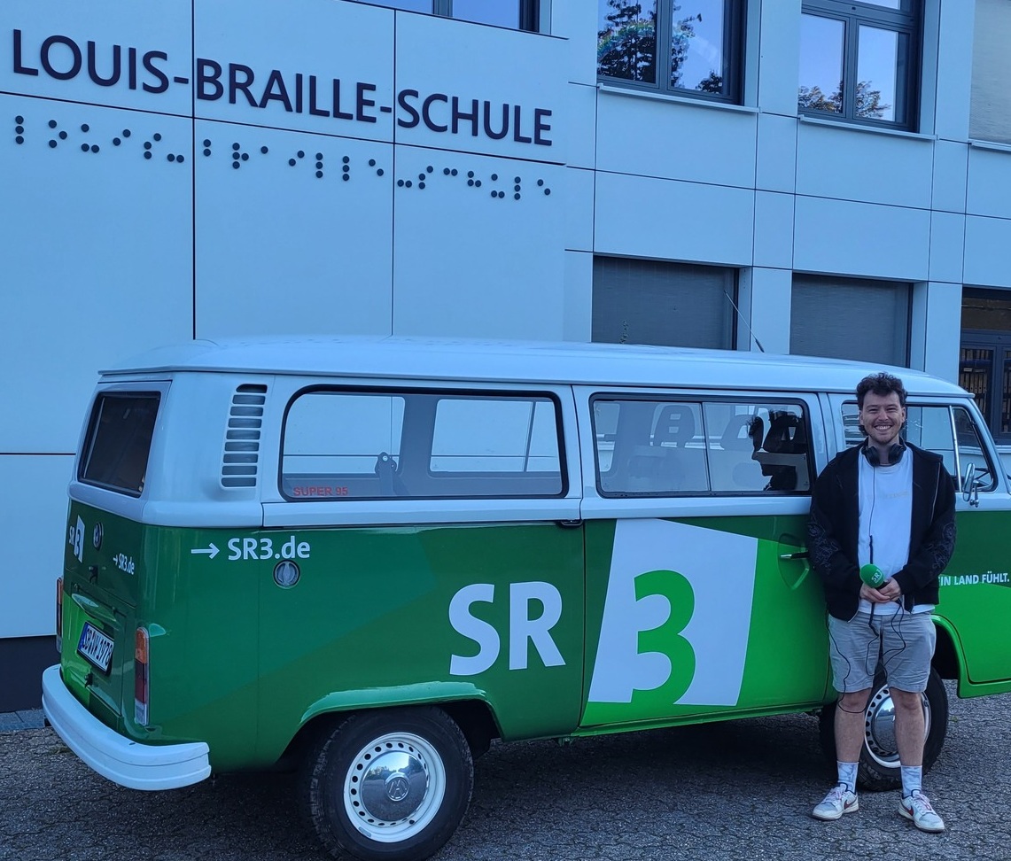 Max%20Zettler%20mit%20dem%20GuMo-Mobil%20vor%20dem%20Schulgeb%C3%A4ude Max%20Zettler%20mit%20dem%20GuMo-Mobil%20vor%20dem%20Schulgeb%C3%A4ude